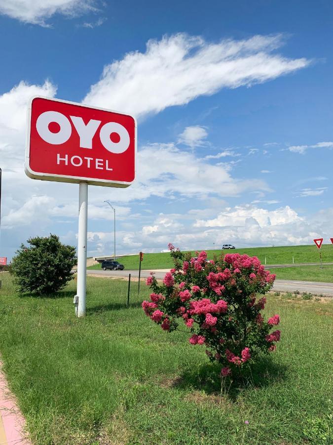 Oyo Hotel Pearsall I-35 West Buitenkant foto