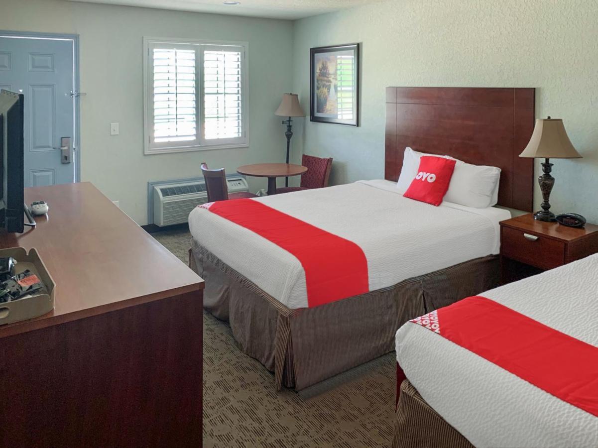 Oyo Hotel Pearsall I-35 West Buitenkant foto