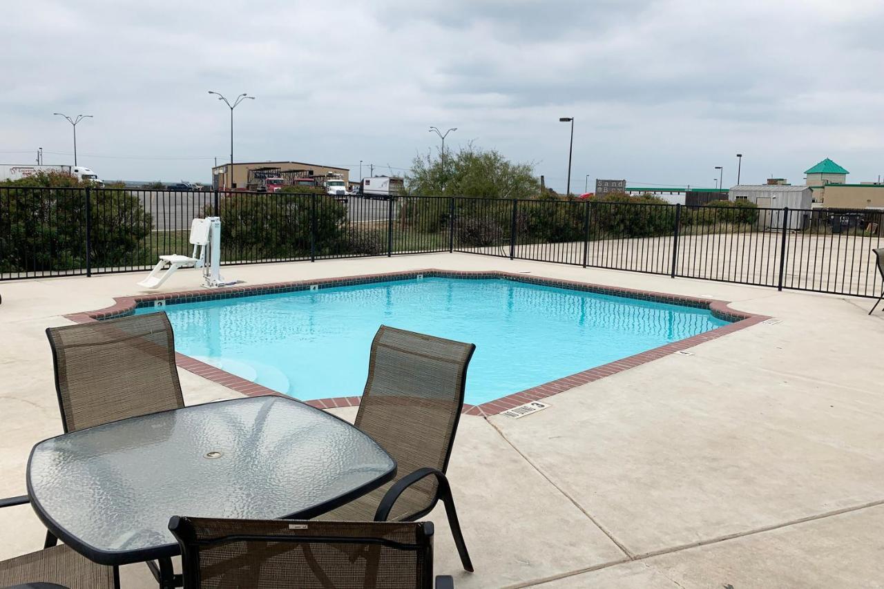 Oyo Hotel Pearsall I-35 West Buitenkant foto
