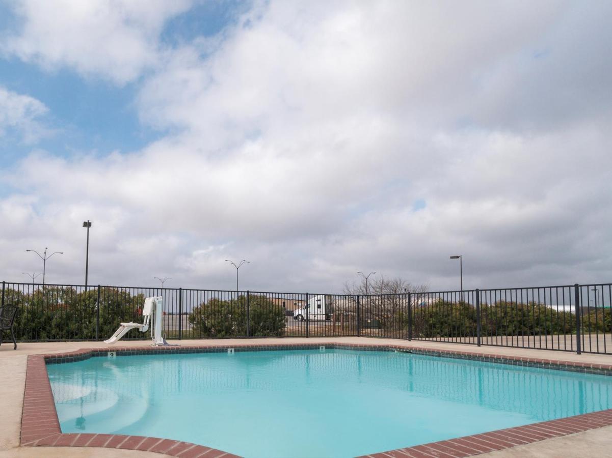 Oyo Hotel Pearsall I-35 West Buitenkant foto