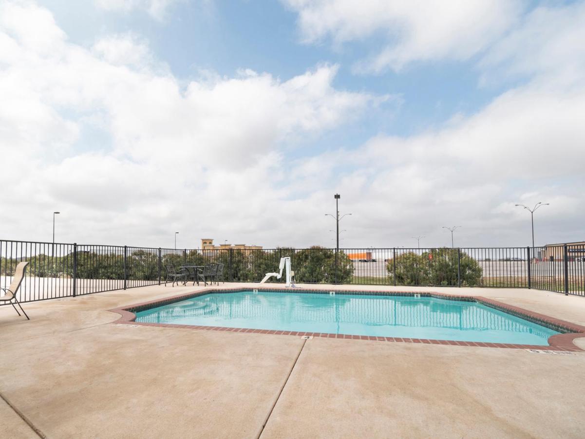 Oyo Hotel Pearsall I-35 West Buitenkant foto
