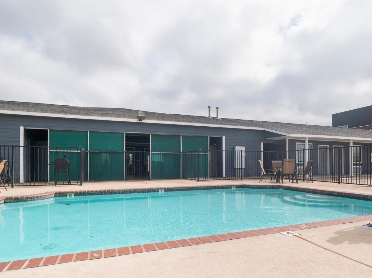 Oyo Hotel Pearsall I-35 West Buitenkant foto
