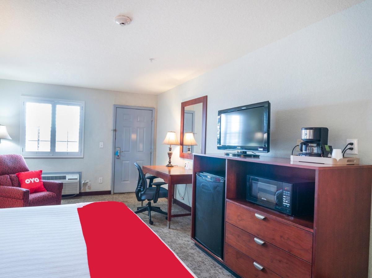 Oyo Hotel Pearsall I-35 West Buitenkant foto