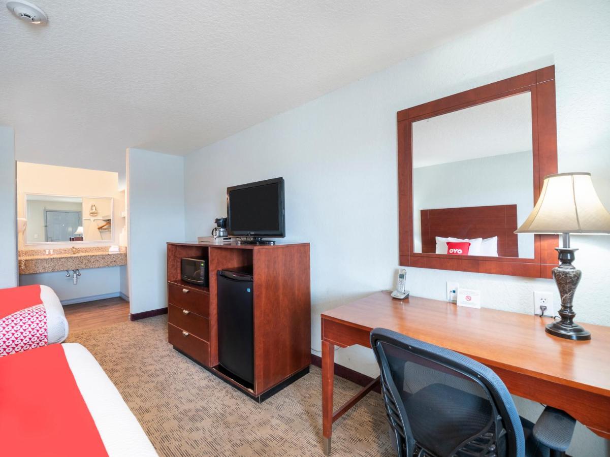 Oyo Hotel Pearsall I-35 West Buitenkant foto