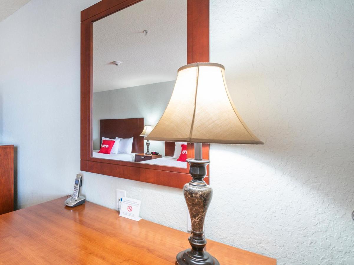 Oyo Hotel Pearsall I-35 West Buitenkant foto