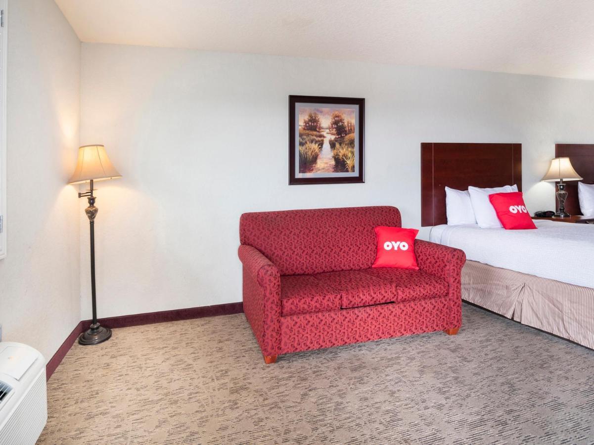 Oyo Hotel Pearsall I-35 West Buitenkant foto