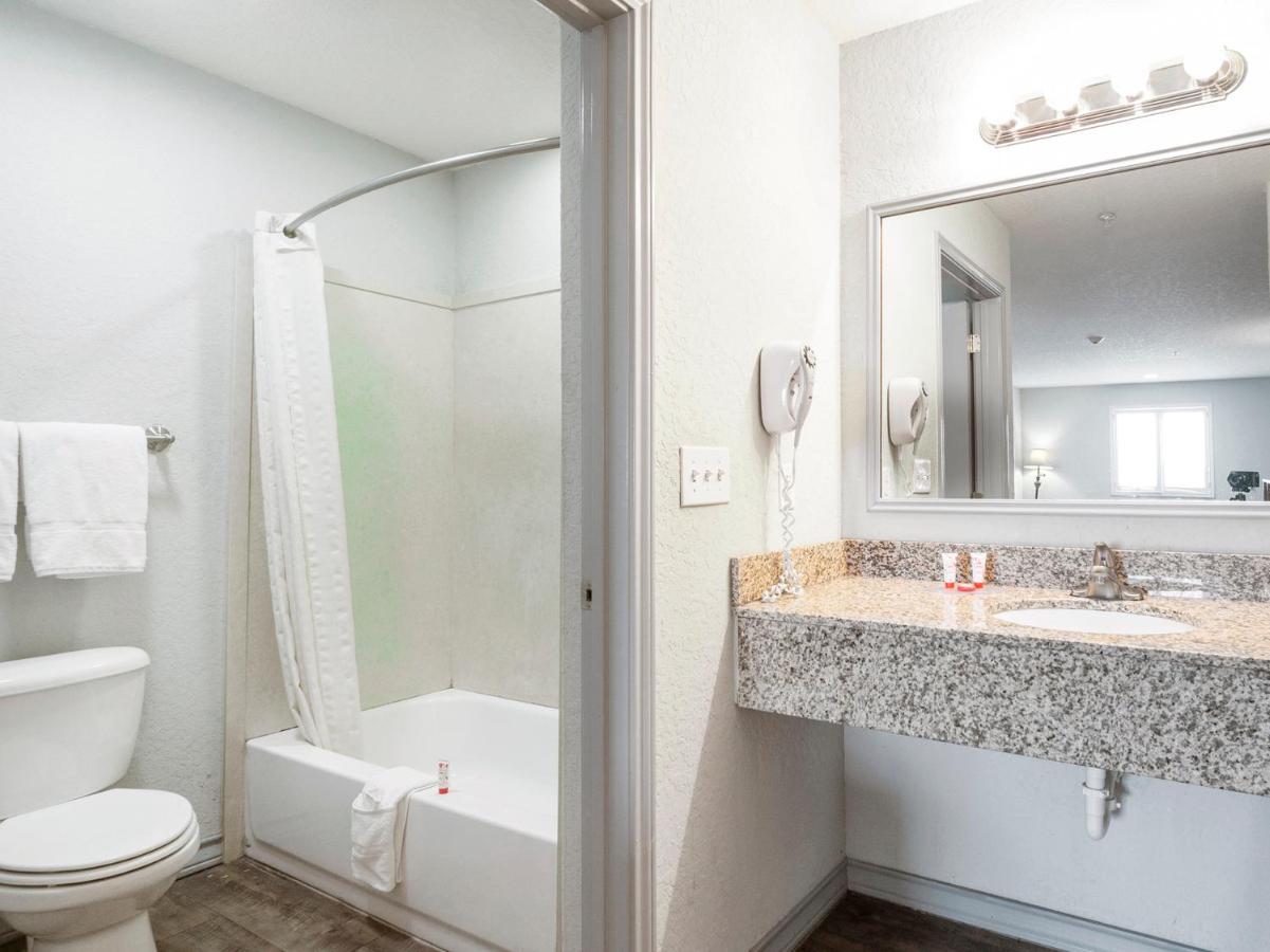Oyo Hotel Pearsall I-35 West Buitenkant foto