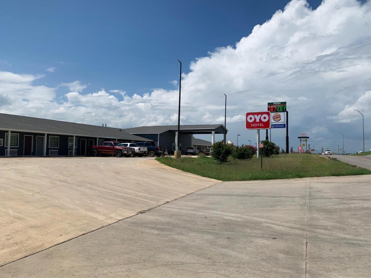 Oyo Hotel Pearsall I-35 West Buitenkant foto