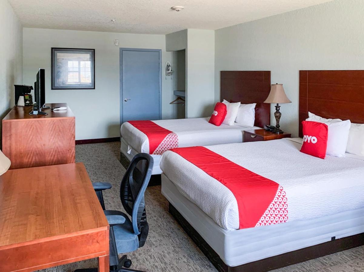 Oyo Hotel Pearsall I-35 West Buitenkant foto